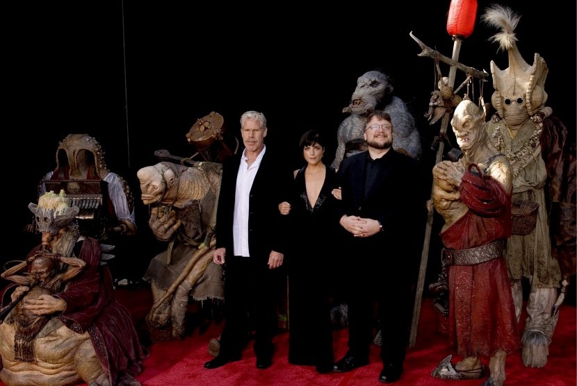 Ron Perlman (paling kiri) bersama Selma Blair saat pemutaran perdana Hellboy kedua di tahun 2008.