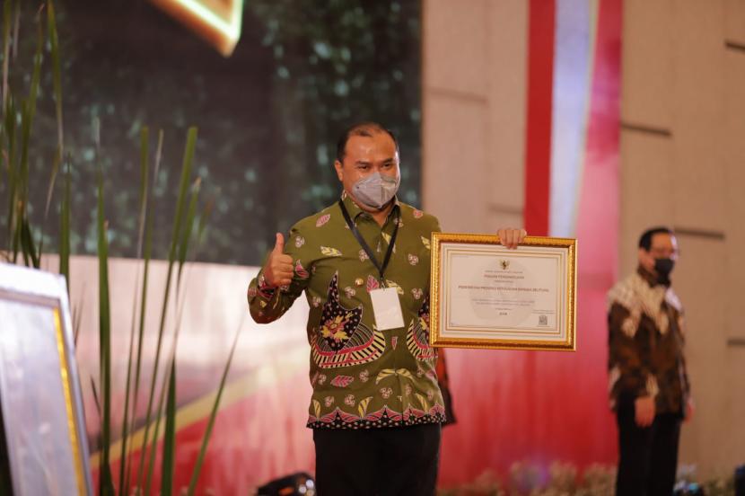 Rona bahagia, senang dan semringah, terpancar dari raut wajah Gubernur Kepulauan Bangka Belitung (Babel) Erzaldi Rosman, saat menerima penghargaan predikat 