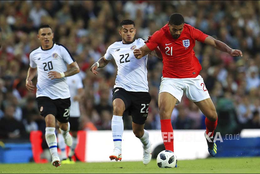 Ronald Matarrita (kiri) membayangi Ruben Loftus-Cheek (kanan) pada pertandingan persahabatan antara Inggris melawan Kostarika di  Elland Road, Leeds, Inggris, Jumat (8/6) dini hari, 