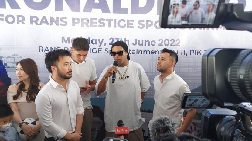 Ronaldinho berkunjung ke RANS Prestige Sportstainment di PIK 2 pada Senin (27/6/2022). 