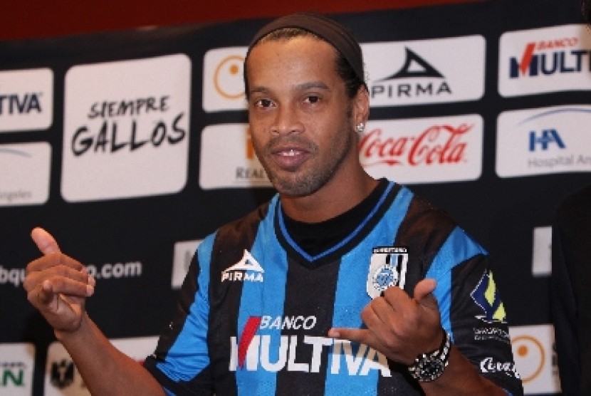 Ronaldinho mengenakan jersey Queretaro.