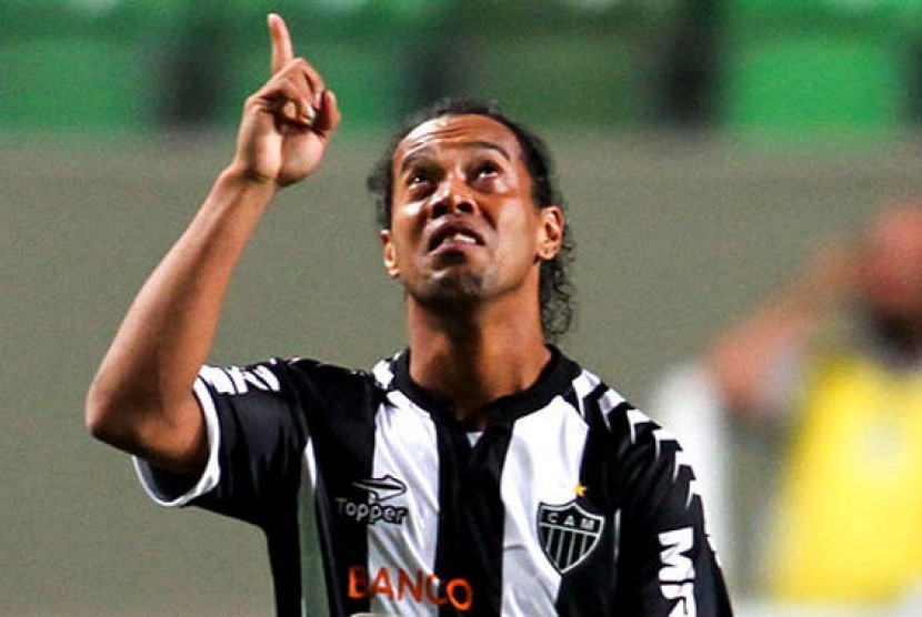 Ronaldinho saat mencetak hat-trick melawan Figueirense dalam lanjutan Liga Brasil