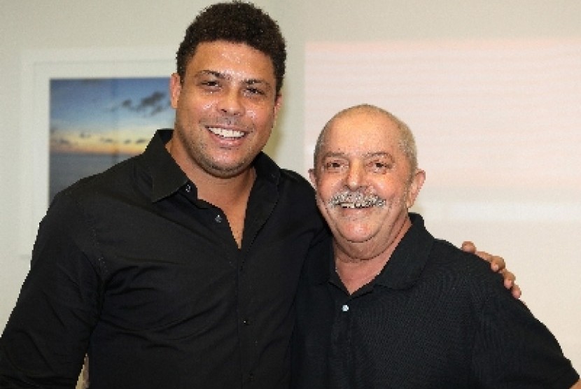  Ronaldo (kiri) dan Presiden Brazil, Inacio Lula da Silva (kanan).