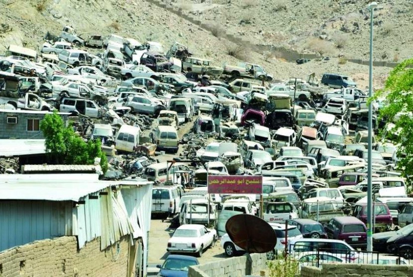 Rongsokan mobil di Makkah.