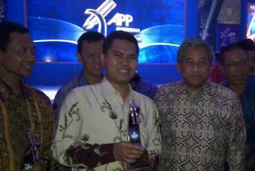   Roni Tabroni (tengah) menerima Anugerah Peduli Pendidikan 2013 dari Menteri Pendidikan M Nuh.