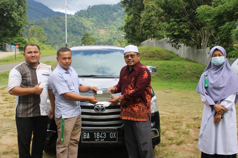 Ronni Dasril  SSi menyerahkan wakaf mobil kepada Ketua Badan Pengelola Wakaf (BPW) Ar Risalah  H  Firman Bahar  Lc di Kantor BPW Ar Risalah Padang, Sumatera Barat, beberapa waktu lalu.