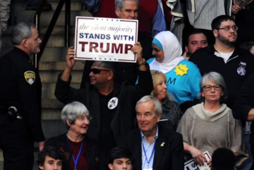 Rose Hamid saat diusir petugas keamanan saat menghadiri Kampanye Trump.