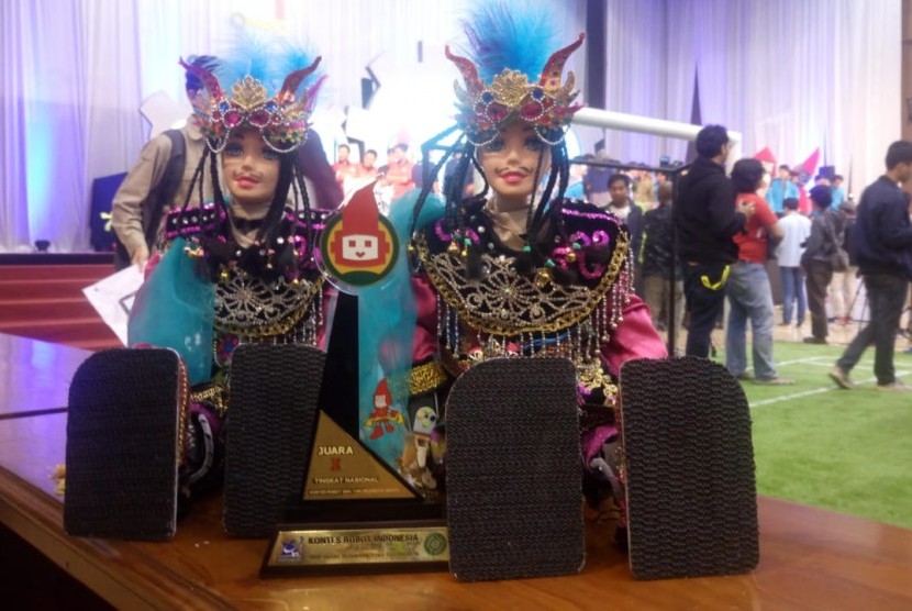 Rosemery berhasil mendapatkan Juara I dalam Kontes Robot Seni Tari Indonesia.