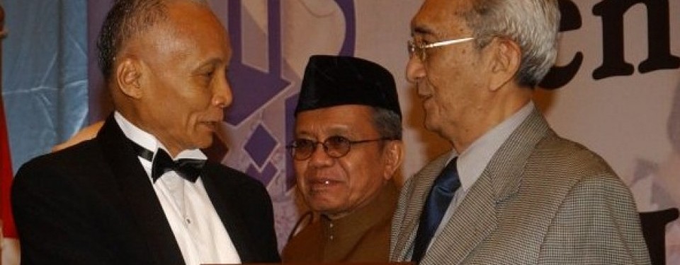Rosihan Anwar (kanan) saat menerima Habibie Award 2007