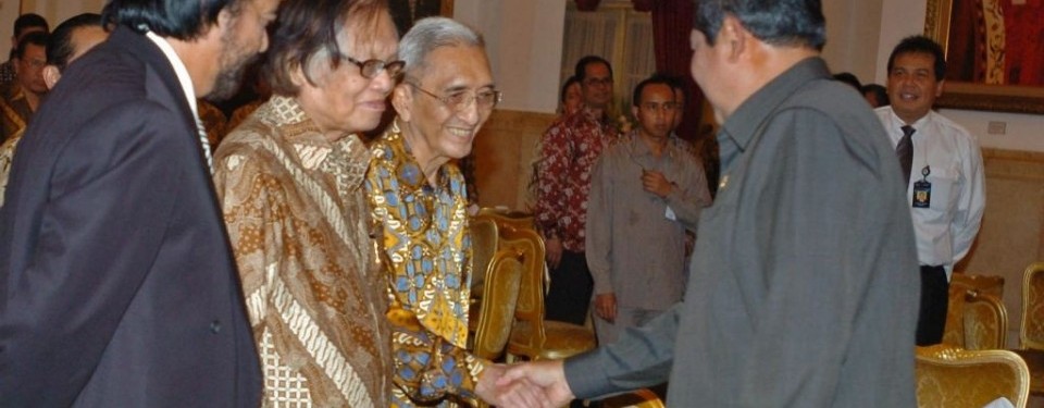 Rosihan Anwar (ketiga dari kiri) bersalaman dengan Presiden SBY dalam acara pertemuan Pertemuan Presiden dengan pimpinan redaksi di Istana Negara, Jakarta, 5 Mei silam.