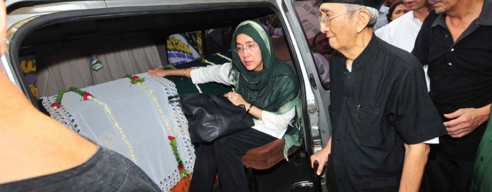 Rosihan Anwar saat mengantar jenazah istrinya, Siti Zuraida Rosihan Anwar, 5 September silam.