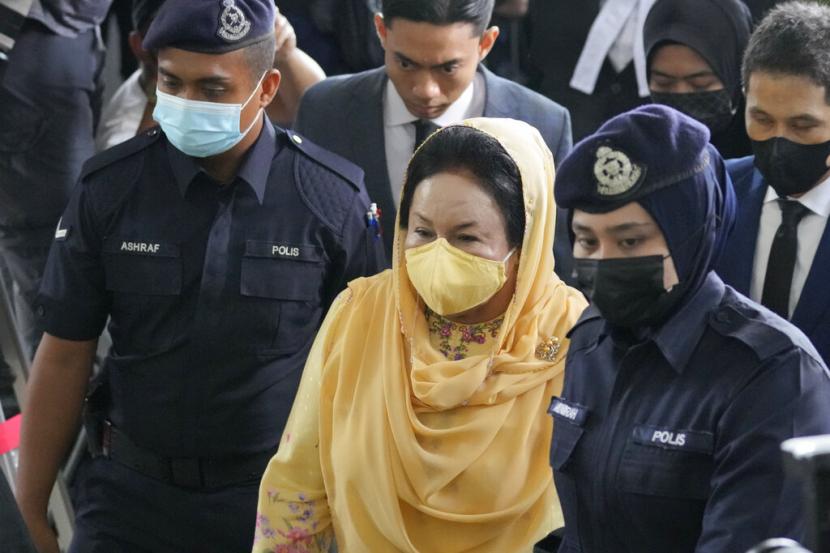 Rosmah Mansor, tengah, istri mantan Perdana Menteri Malaysia Najib Razak, tiba di Pengadilan Tinggi Kuala Lumpur di Kuala Lumpur, Kamis, 1 September 2022. Istri Mantan PM Malaysia Najib Razak Divonis 30 Tahun Penjara
