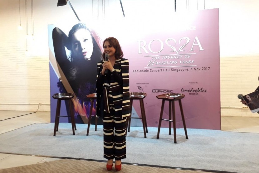 Rossa menggelar konferensi pers untuk konsernya di Esplanade Singapura, hari ini (3/9). Dalam kesempatan itu ia juga memperoleh penghargaan dari Asosiasi Industri Rekaman Indonesia (ASIRI) karena berhasil menyabet empat platinum untuk album New Chapter. 
