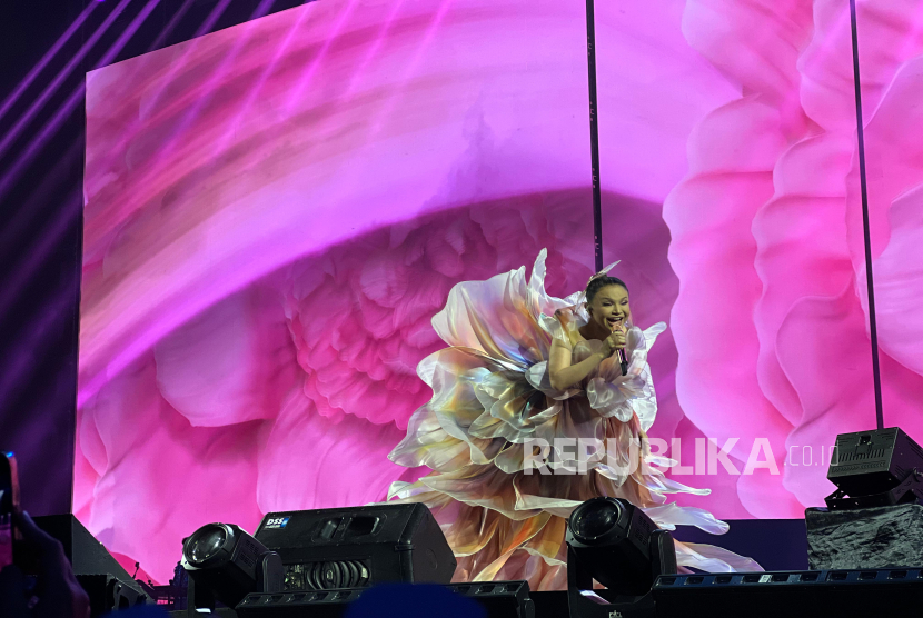 Rossa menggelar konser bertajuk Here I Am di Indonesia Arena, Jakarta, pada Senin (23/5/2025).