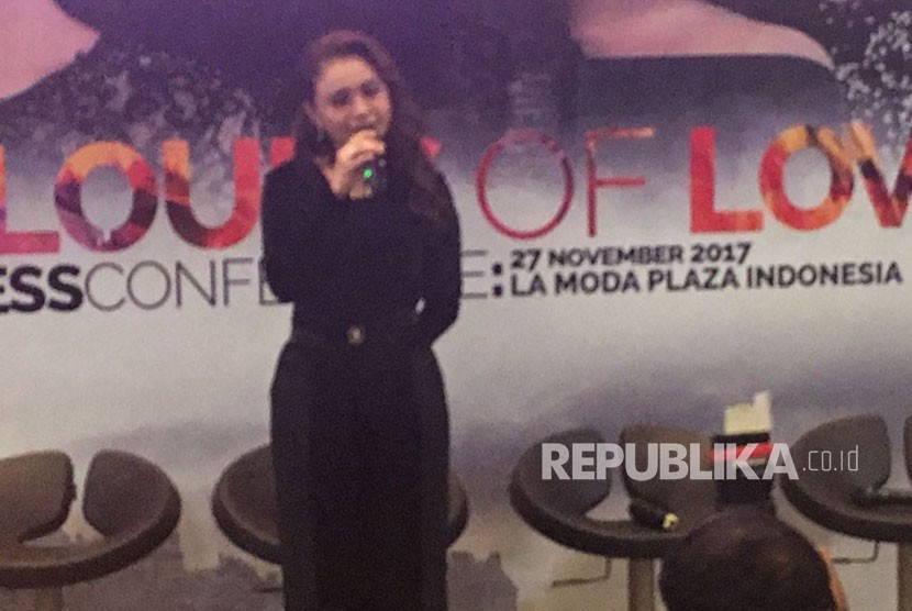 Rossa menyanyikan ost Ayat Ayat Cinta 2 berjudul Bulan dikekang Malam di La Moda, Plaza Indonesia, Senin (27/11). 