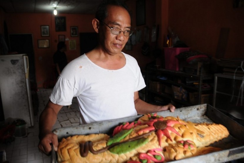 Roti buaya memiliki makna simbolis dalam budaya Betawi.