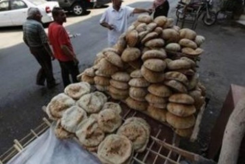 Roti menjadi makanan pokok di Mesir. Subsidi pangan memprioritaskan bagi 70 persen warga yang berpenghasilan menengah ke bawah. 