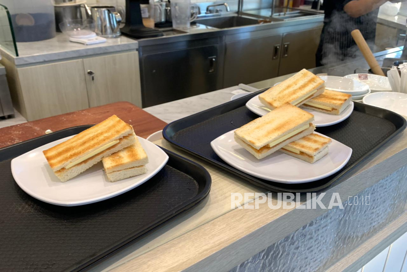 Roti panggang Toast Box. Gerai kopi asal Singapura, Toast Box, yang dikenal dengan sajian kopi Nanyang, roti panggang kaya butter, serta kuliner khas Asia, kini hadir di Rest Area KM 57 Tol Jakarta–Cikampek. 