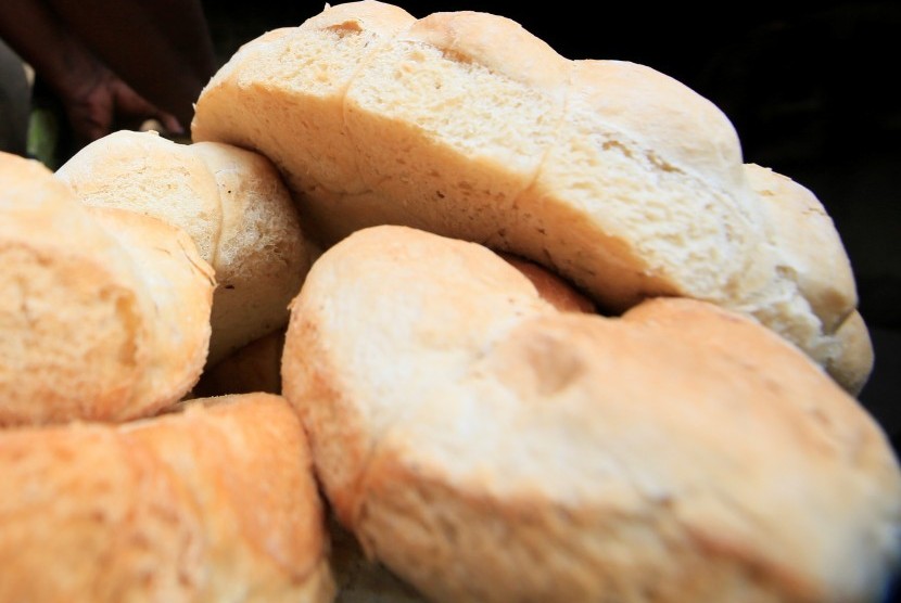 Roti termasuk kebutuhan penting bagi warga kota Makkah, Arab Saudi. Selama pemberlakuan jam malam, toko roti pun terus berupaya memenuhi kebutuhan warga.