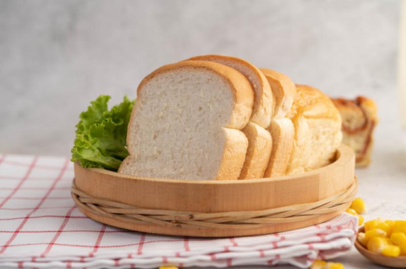 Roti (ilustrasi). Jika ingin roti tetap segar seperti baru dibeli, Anda bisa menyimpannya di dalam freezer.