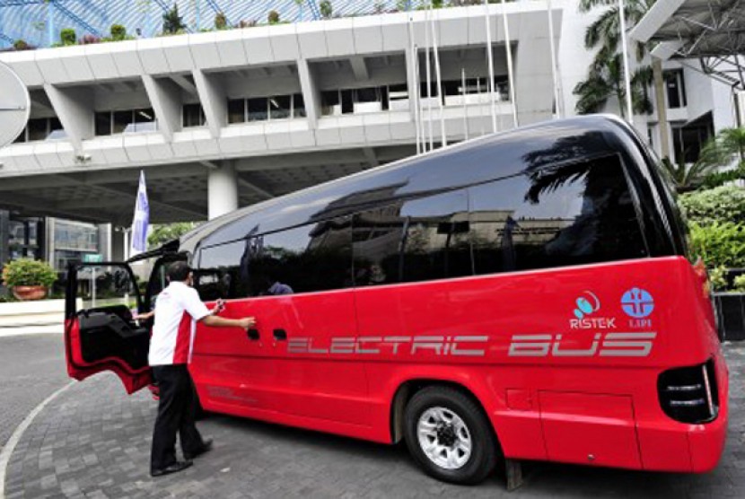Prototip bus listrik membawa rombongan berkeliling saat digelar Fun Drive Mobil Listrik Nasional di sela peluncuran Hakteknas Ke-17 di halaman Gedung BPPT, Jakarta, Selasa (26/6). 