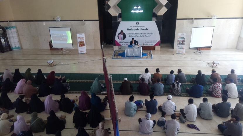 Roumah Wakaf meluncurkan program wakaf profesi dan wakaf melalui emas di Masjid Aqshal Madinah Kampus Utama Pesantren Hidayatullah Surabaya, Ahad (24/7/22).