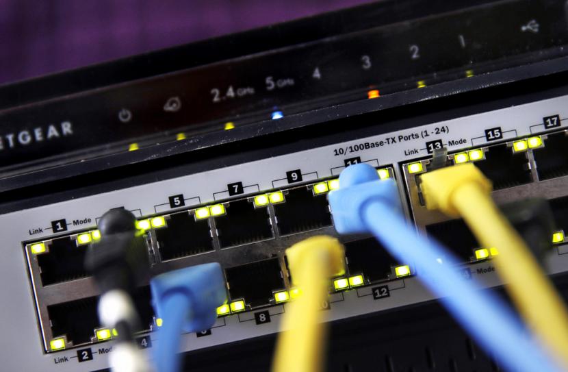 Router dan sakelar internet ditampilkan di East Derry, N.H., 19 Juni 2018. Presiden Joe Biden diperkirakan akan mengumumkan rencana pemerintahannya pada Senin, 26 Juni 2023, untuk mendistribusikan miliaran dolar yang dialokasikan oleh Kongres untuk menghadirkan internet ke setiap rumah tangga dan bisnis kecil di AS.