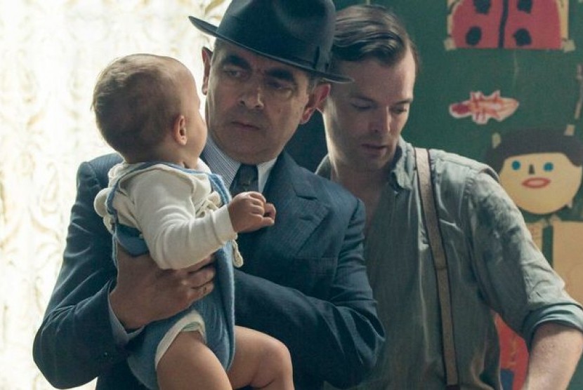 Rowan Atkinson dalam aksinya di  serial TV terbarunya, Maigret Sets A Trap