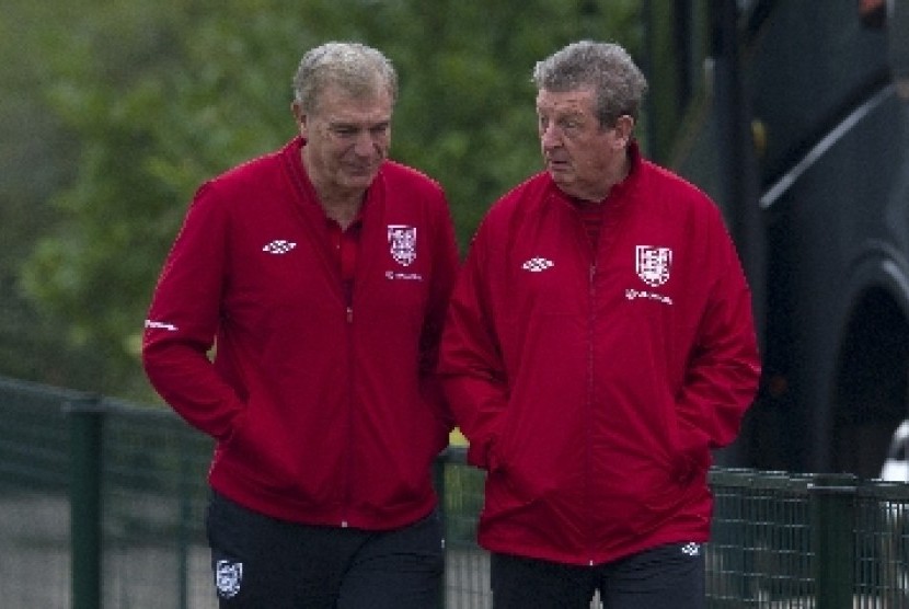 Roy Hodgson (kanan) berbicara dengan Trevor Brooking 