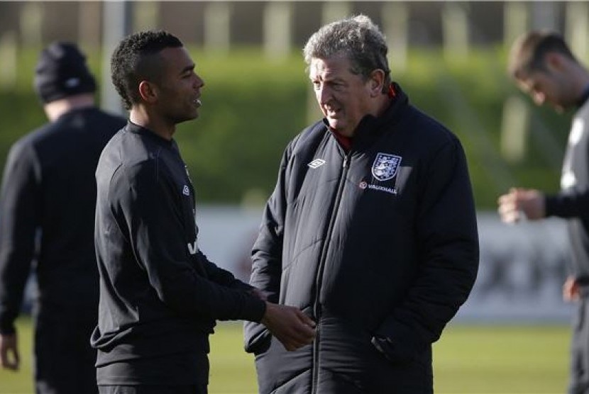 Roy Hodgson (kanan), pelatih timnas Inggris, berbicara dengan bek Ashley Cole saat menggelar latihan di Kompleks St George's Park, Burton Upon Trent, Senin (4/2). 