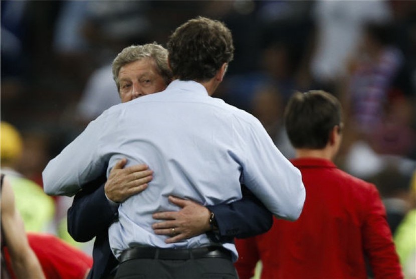 Roy Hodgson (kiri), pelatih timnas Inggris, berpelukan dengan pelatih timnas Prancis, Laurent Blanc, usai kedua tim bermain imbang di laga perdana Grup D Piala Eropa 2012 di Donetsk, Ukraina, pada Senin (11/6).