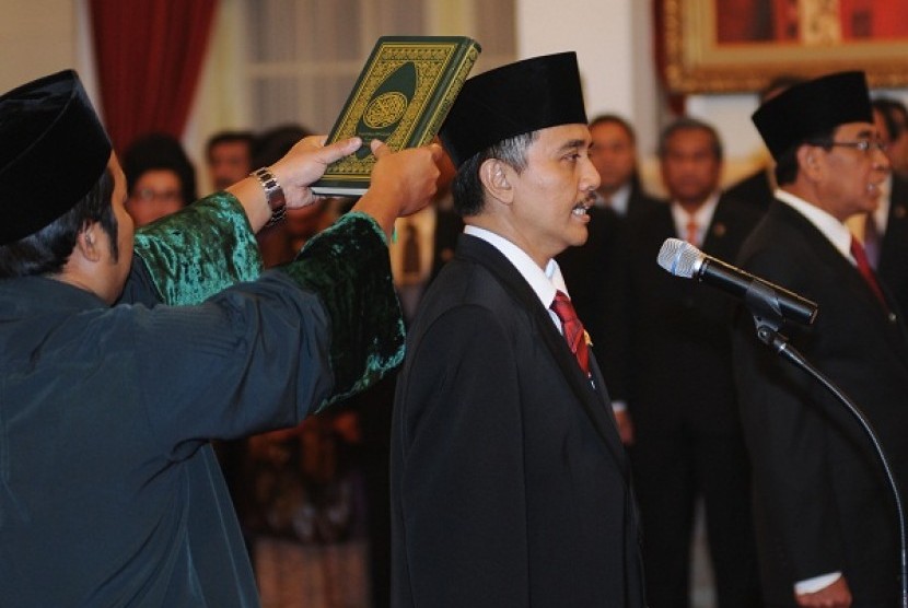 Roy Suryo (central) takes an oath at the State palace in Jakarta on Tuesday. He is inaugurated as Minister of Youh and Sports.  