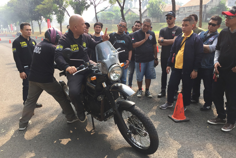 Royal Enfield (RE) Indonesia pun menggelar sesi safety riding di  Bintaro, Jakarta Selatan pada Ahad (14/7).