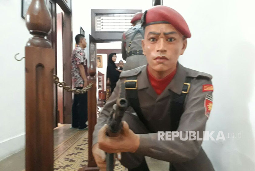 Royen (44) menunjukkan dan menceritakan kejadian G30S/PKI dengan diorama-diorama yang ada Museum A.H. Nasution, Menteng, Jakarta Pusat, Selasa (19/9).