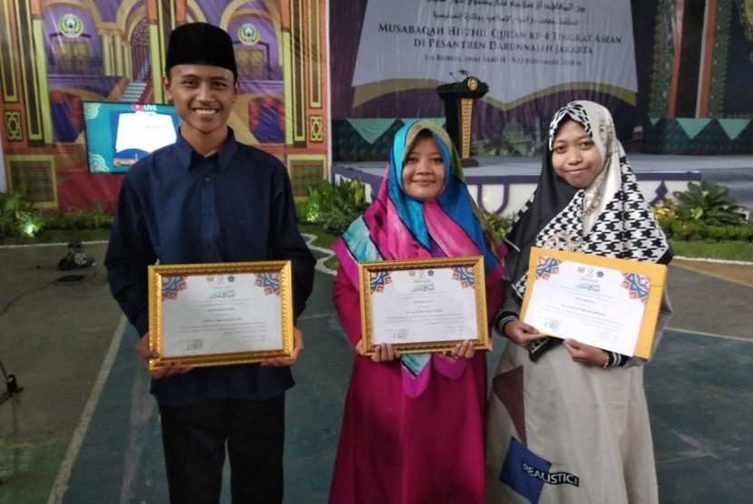 Royu Nahriya tak sanggup menahan haru saat mengetahui dirinya mendapat juara III Musabaqah Hifzhil Qur’an ASEAN.