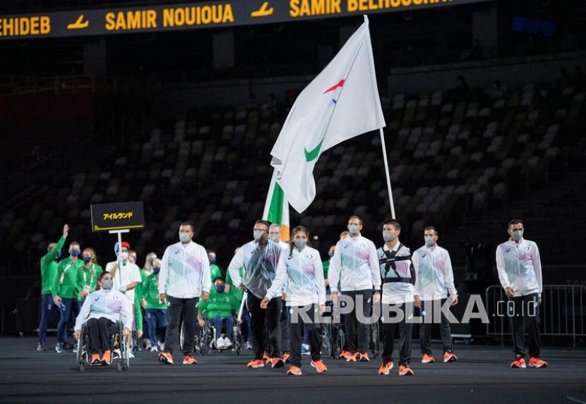  RPT Abbas Karimi dan Alia Issa RPT pembawa bendera Tim Paralimpiade Pengungsi saat Parade Atlet pada Upacara Pembukaan Paralimpiade Tokyo 2020, Tokyo, Jepang,  Selasa (24/8). 