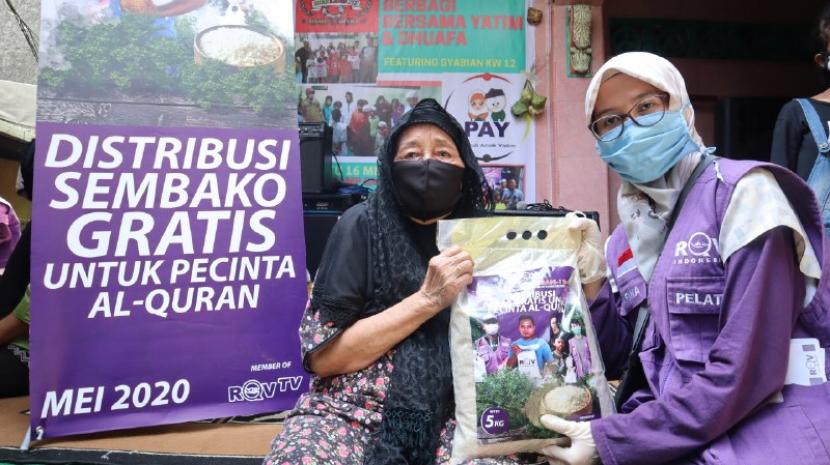 RQV Indonesia membagikan paket sembako kepada keluarga pecinta Alquran terdampak Covid-19 agar mereka masih bisa memenuhi kebutuhan sehari-hari khususnya di masa pandemi ini. 