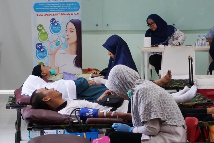 RS Azra bersama PMI menggelar kegiatan donor darah 