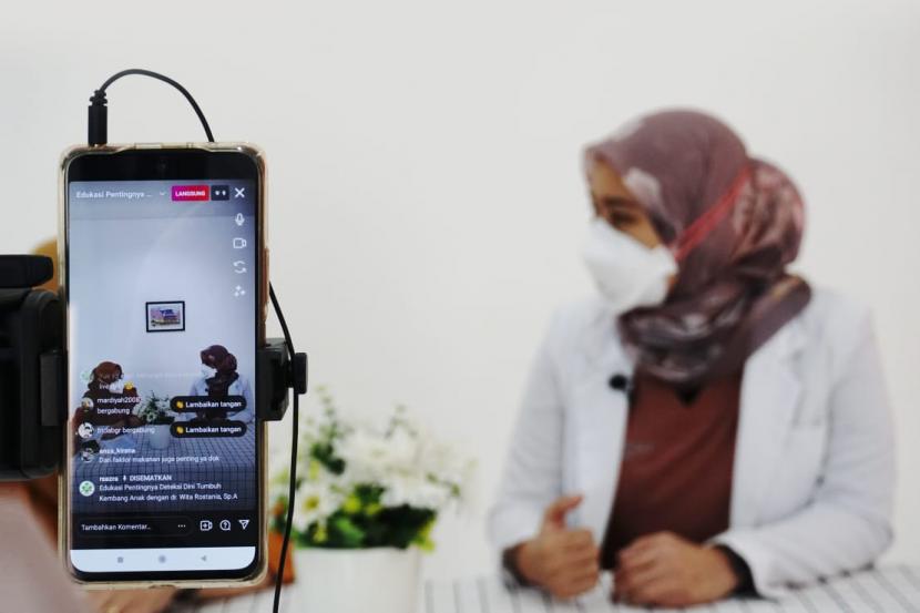 RS AZRA kembali melaksanakan Health Talk di Instagram Live dengan tema “Pentingnya Deteksi Dini Tumbuh Kembang Anak” bersama narasumber dr. Wita Rostania, Sp.A (Dokter Spesialis Kesehatan Anak).
