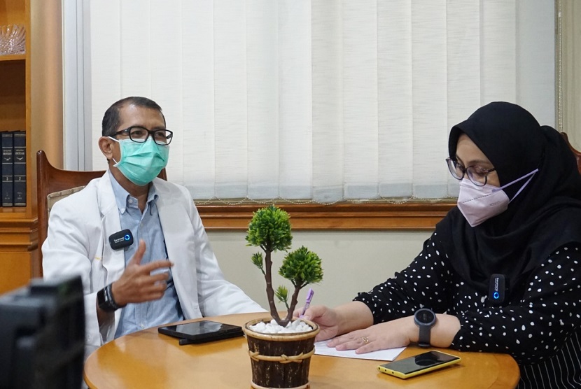 RS AZRA kembali melaksanakan Health Talk di Instagram Live dengan tema Mengenal Penyakit Batu Empedu bersama narasumber Dokter Spesialis Bedah dr Sani Sundana SpB dipandu oleh Humas RS Azra Septi Puspo Wardani.