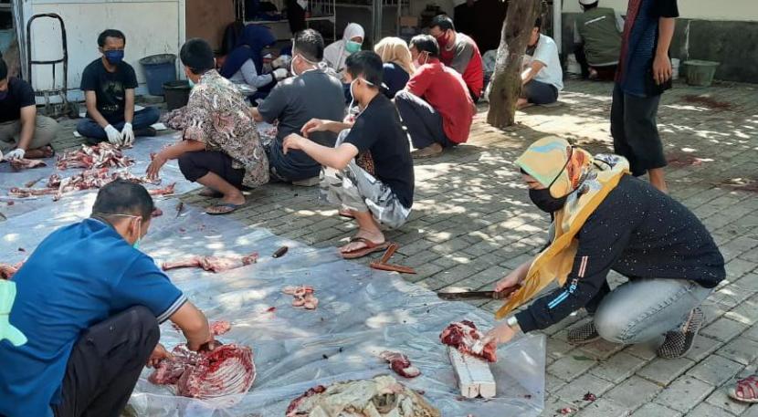 RS Islam Bogor menggelar penyembelihan hewan qurban dengan mengikuti protokol kesehatan.