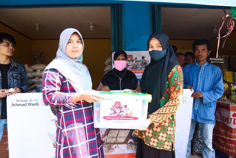  RS Mata Achmad Wardi BWI-DD bersama Dompet Dhuafa Banten membagikan 35 paket sembako kepada masyarakat Kota Serang, khususnya para pedagang kecil, tukang ojek serta tukang becak, Sabtu (18/04/2020).