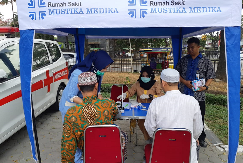 RS Mustika Medika membuka posko kesehatan membantu para korban banjir.