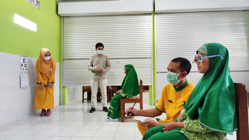  RS PKU Muhammadiyah Solo melakukan pengecekan mata pada para murid SD Muhammadiyah 5 Kadipiro, Kamis (15/6/2023).