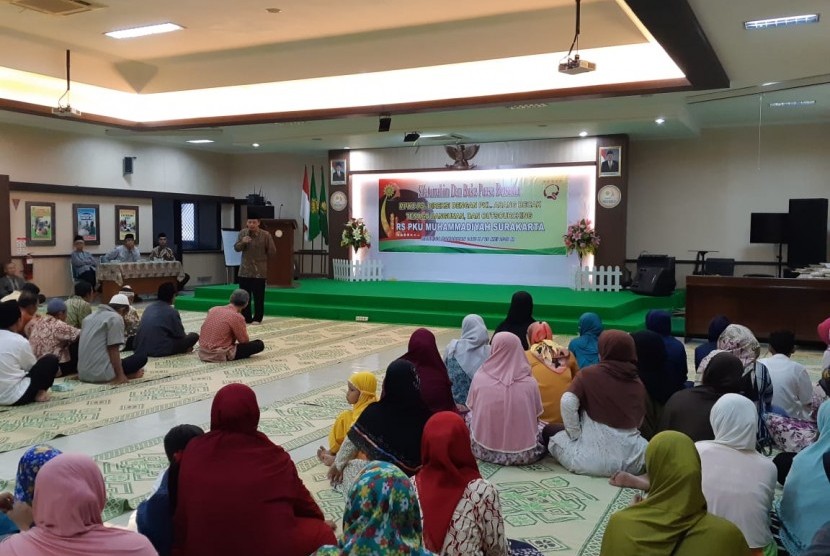 RS PKU Muhammadiyah Solo menyelenggarakan acara buka puasa bersama dan santunan bagi tukang becak dan pedagang kaki lima (PKL) di sekitar rumah sakit, di Aula Baitul Hikmah RS PKU Muhammadiyah Solo, Rabu (29/5).