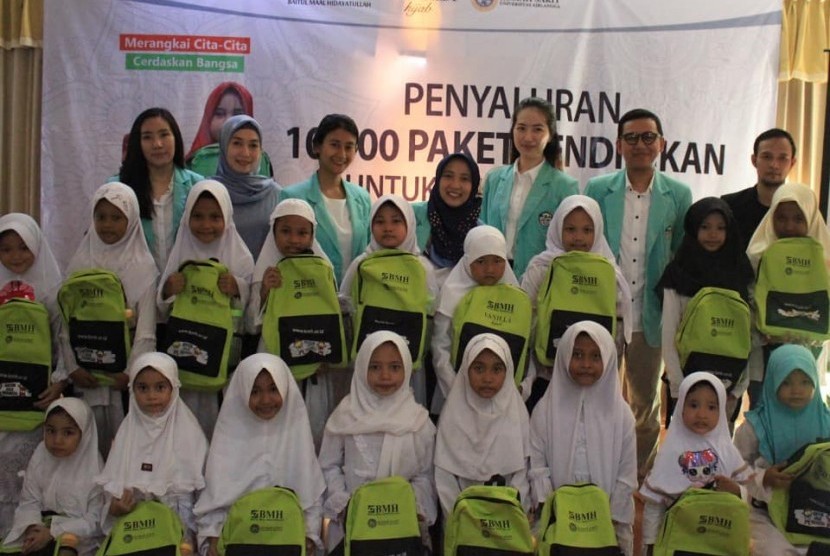 RS Unair dan  Vanilla Hijab menggandeng Laznas BMH untuk menyalurkan bantuan 1.000 paket pendidikan untuk anak-anak yatim dan  dhuafa.