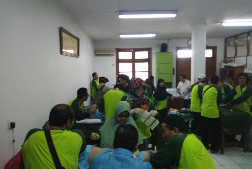 RSKBH mengadakan khitanan masal untuk anak yatim dan dhuafa di Masjid Al-Ihsan, Kebayoran Baru, Jakarta, Ahad (24/12).