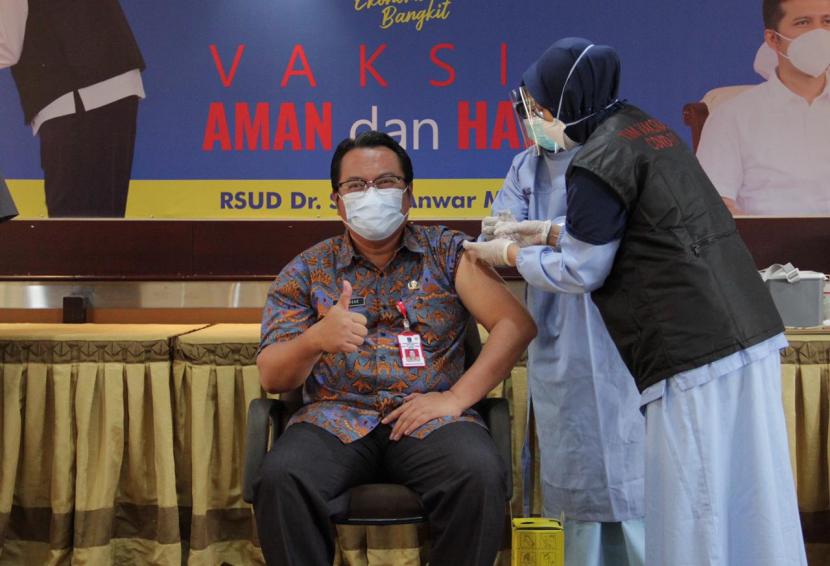 RSUD Saiful Anwar (RSSA) Kota Malang mengadakan vaksinasi di Kota Malang, Jumat (29/1). Sebanyak 8.471 tenaga kesehatan (nakes) dan staf penunjang di Kota Malang telah melaksanakan vaksinasi Covid-19. 