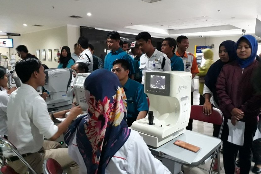 RSUP Dr Sardjito menyelenggarakan pemeriksaan mata dan pemberian kacamata gratis kepada sekitar 180 karyawan RSUP Sardjito di di Gedung rawat jalan RSUP Dr Sardjito , Sabtu (3/2). 