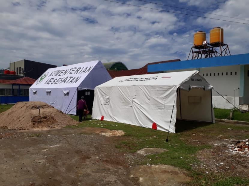 RSUP M Djamil Padang siapkan dua tenda darurat untuk pilah pasien.